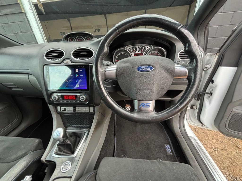 USED 2009 R FORD FOCUS 2.5 RS Hatchback 3dr Petrol Manual (225 g/km, 301 bhp) 