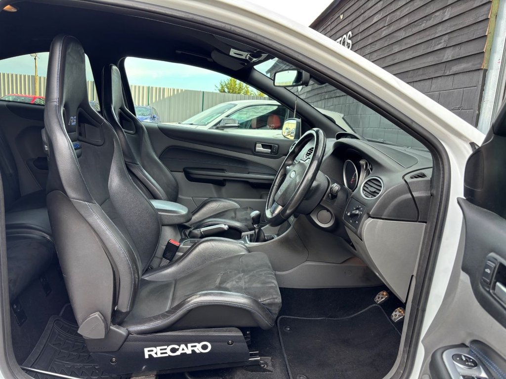 USED 2009 R FORD FOCUS 2.5 RS Hatchback 3dr Petrol Manual (225 g/km, 301 bhp) 