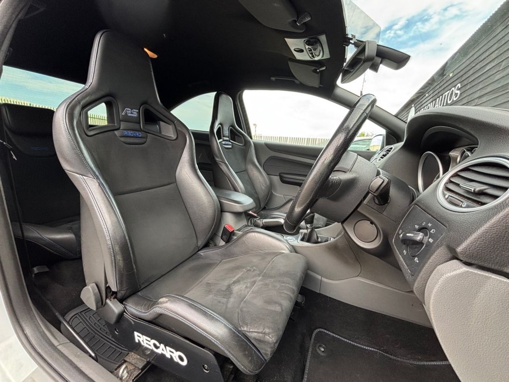 USED 2009 R FORD FOCUS 2.5 RS Hatchback 3dr Petrol Manual (225 g/km, 301 bhp) 