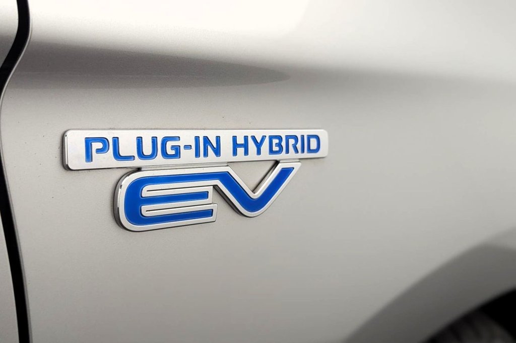 USED 2019 69 MITSUBISHI OUTLANDER 2.4h TwinMotor 13.8kWh Juro SUV 5dr Petrol Plug-in Hybrid CVT 4WD Euro 6 (s/s) (209 ps) 4WD, Heated Screen, Keyless