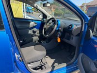 USED 2010 10 TOYOTA AYGO 1.0 VVT-i Blue Hatchback 5dr Petrol Manual Euro 4 (67 bhp) 
