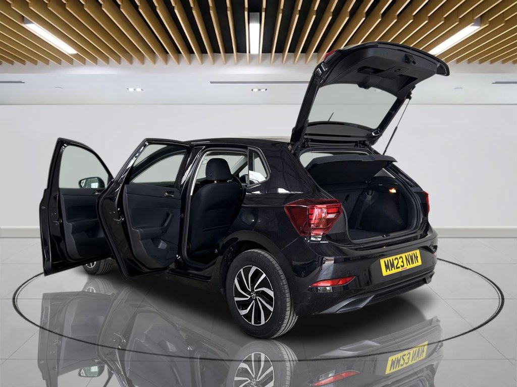 2023 Volkswagen Polo — image 3