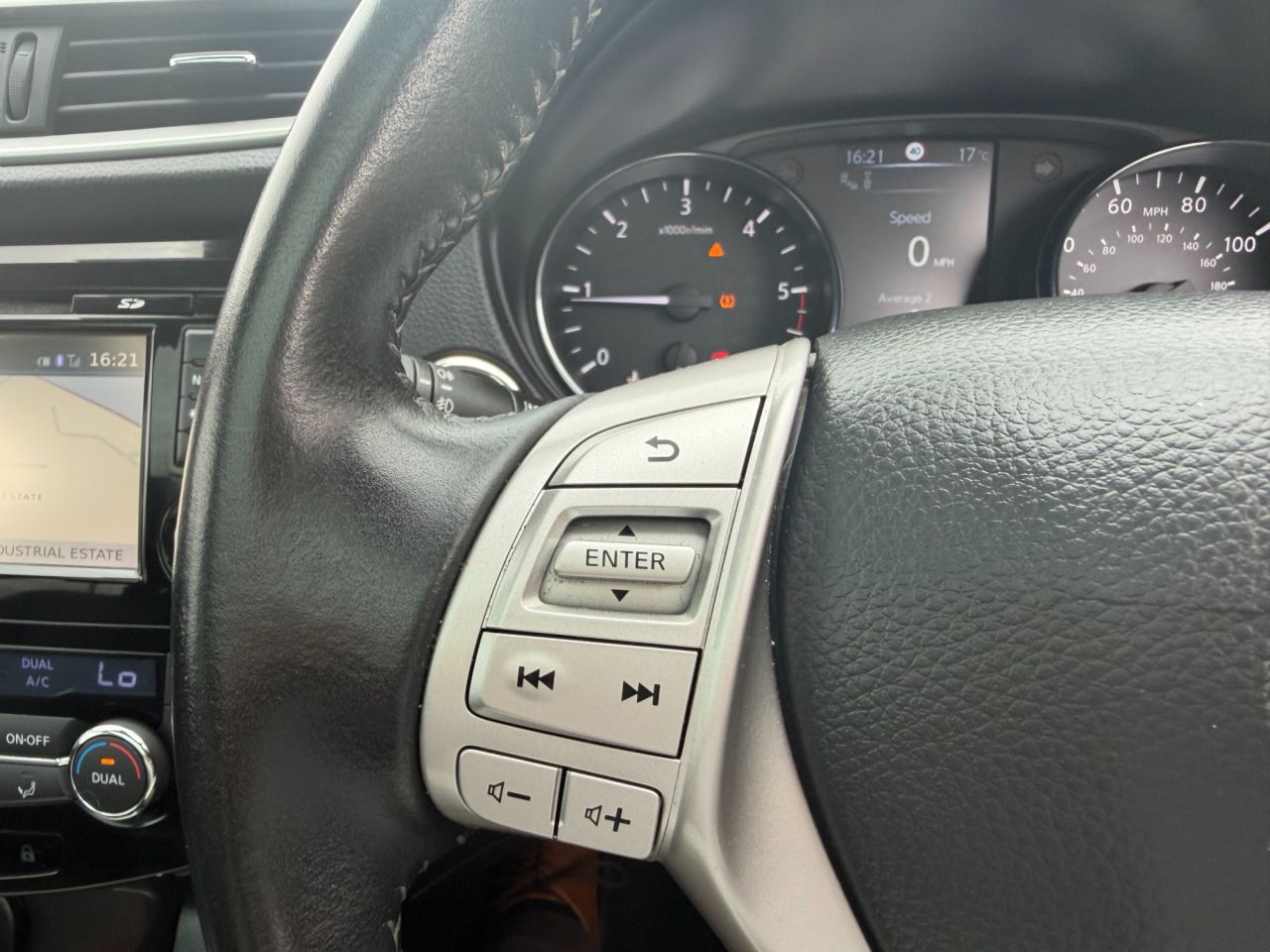 2015 NISSAN QASHQAI 1.5 dCi Tekna SUV 5dr Diesel Manual 2WD Euro 6 (s/s) (110 ps) - vehicle photo 11 for sale on PureCar