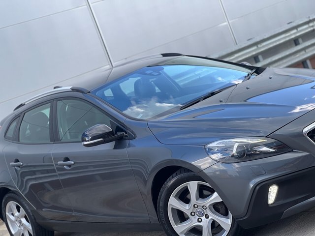 View our VOLVO V40 CROSS COUNTRY