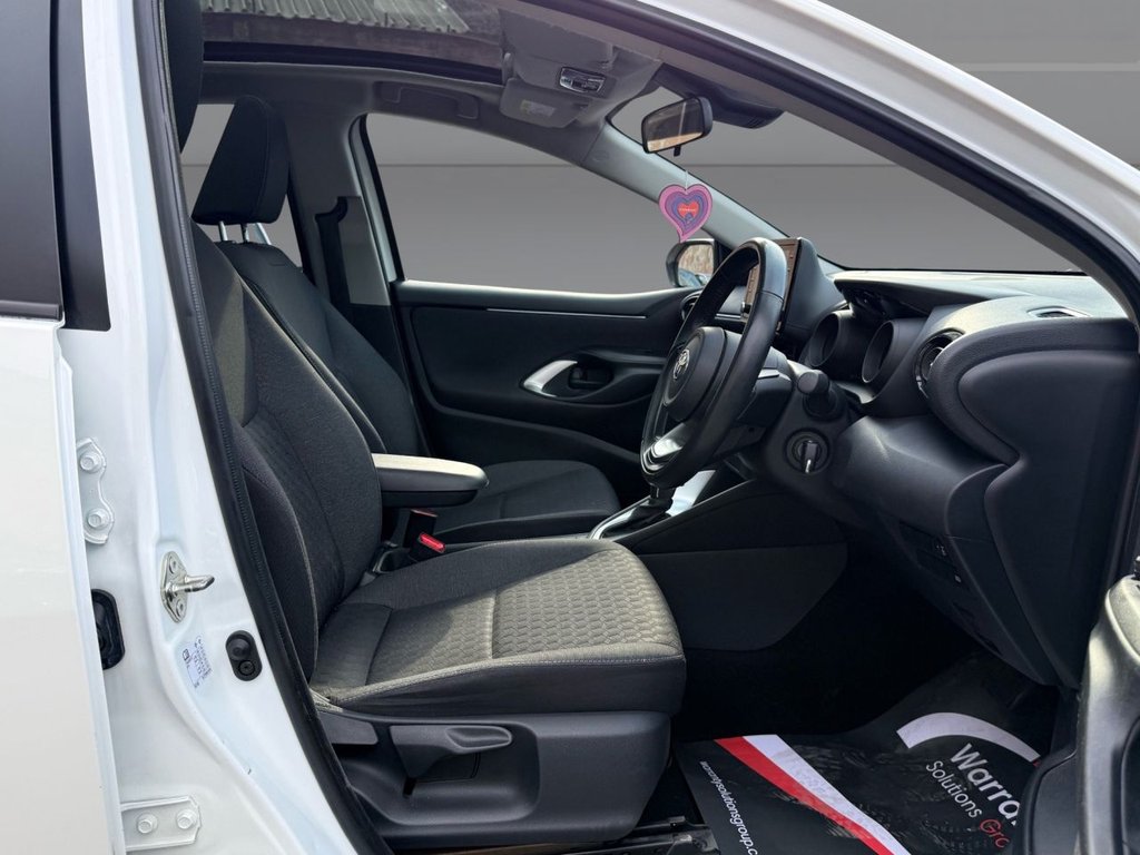 USED 2022 72 TOYOTA YARIS 1.5 VVT-h Design Hatchback 5dr Petrol Hybrid E-CVT Euro 6 (s/s) (116 ps) PAN ROOF+APPLE CARPLAY+R/CAM+XENON