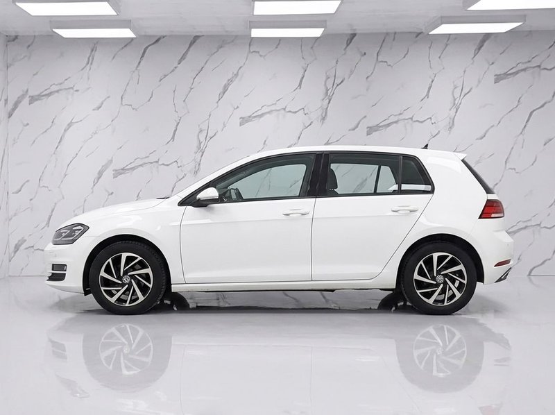 2019 Volkswagen Golf in white — photo 5 of 10