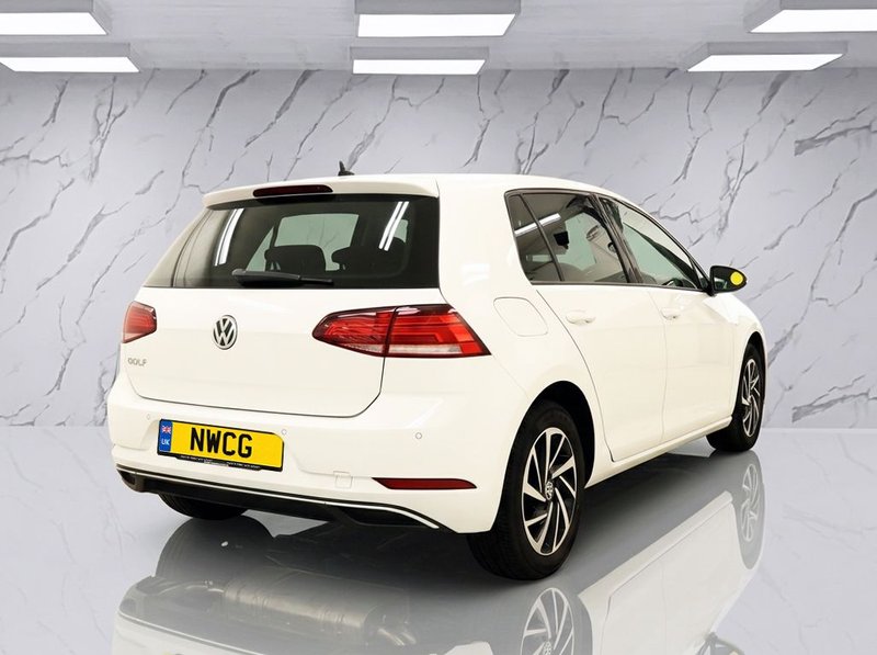 2019 Volkswagen Golf in white — photo 4 of 10