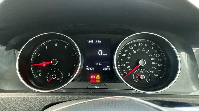 2019 Volkswagen Golf in white — photo 7 of 10