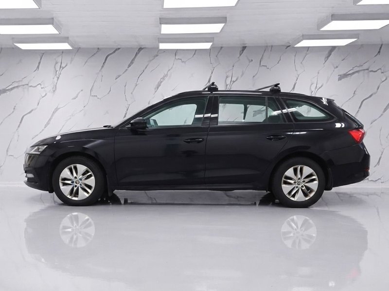 2022 Škoda Octavia in black — photo 5 of 11