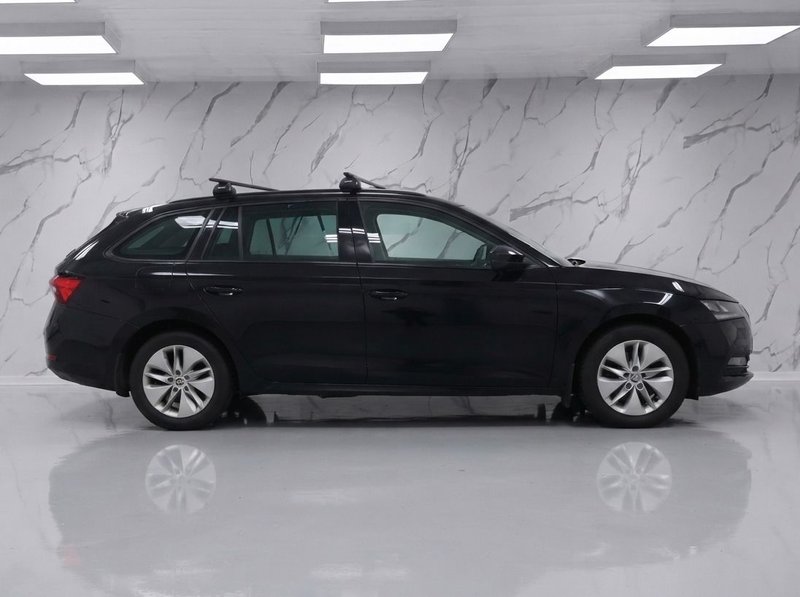 2022 Škoda Octavia in black — photo 6 of 11