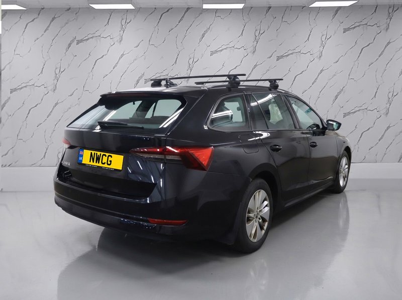 2022 Škoda Octavia in black — photo 4 of 11