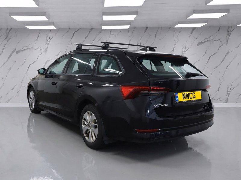 2022 Škoda Octavia in black — photo 3 of 11