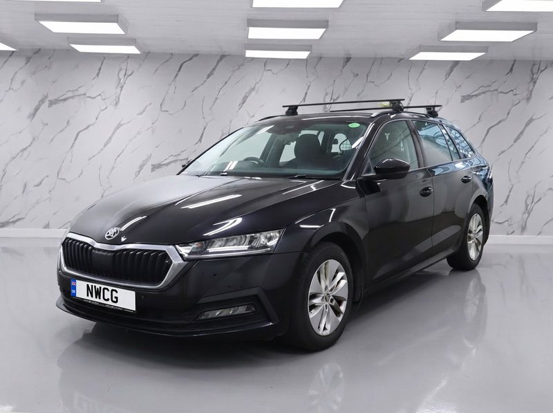 2022 Škoda Octavia in black — photo 2 of 11