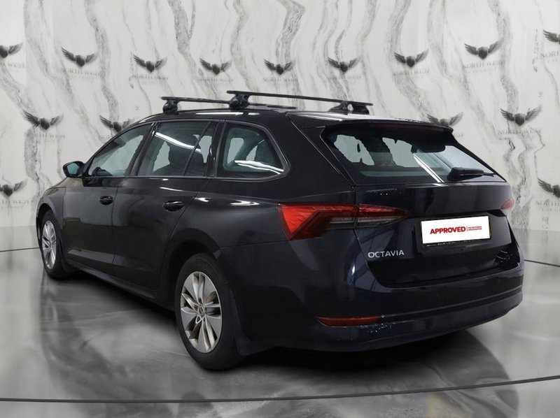 2022 Škoda Octavia in black — photo 4 of 14