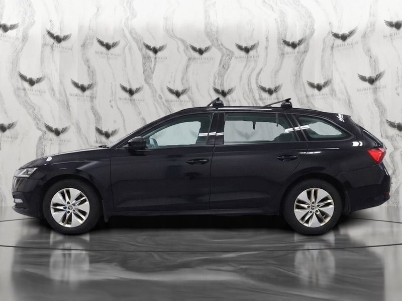 2022 Škoda Octavia in black — photo 8 of 14