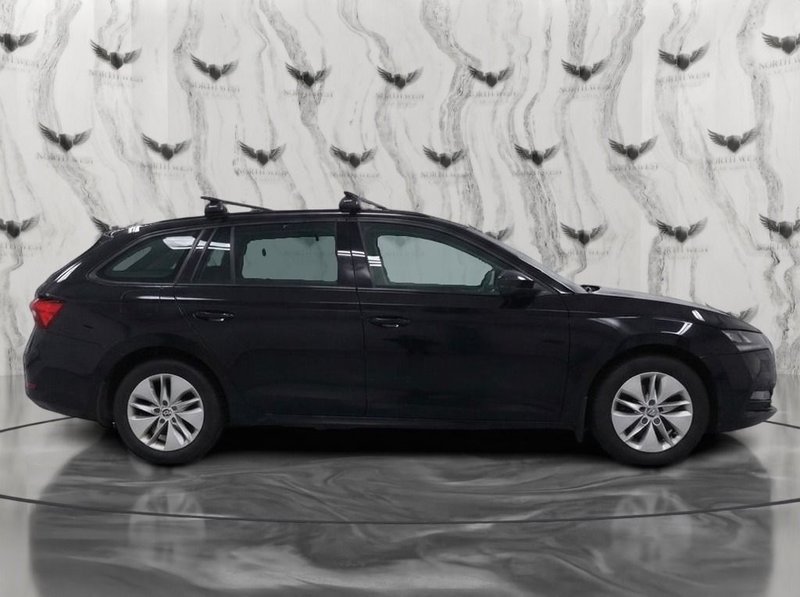 2022 Škoda Octavia in black — photo 9 of 14