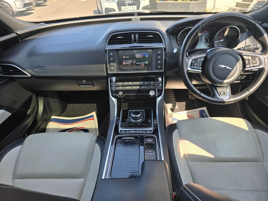 2018 Jaguar XE thumbnail 15