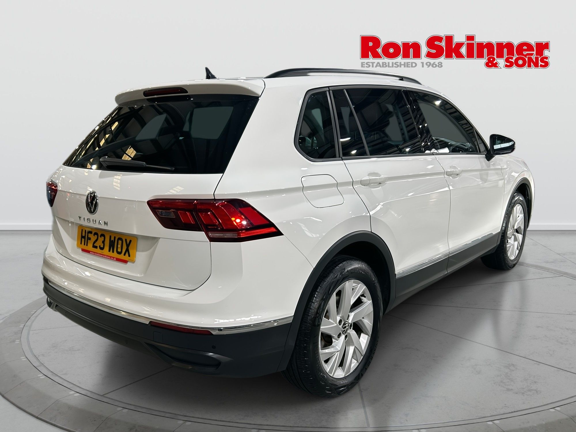 2023 Volkswagen Tiguan — image 3