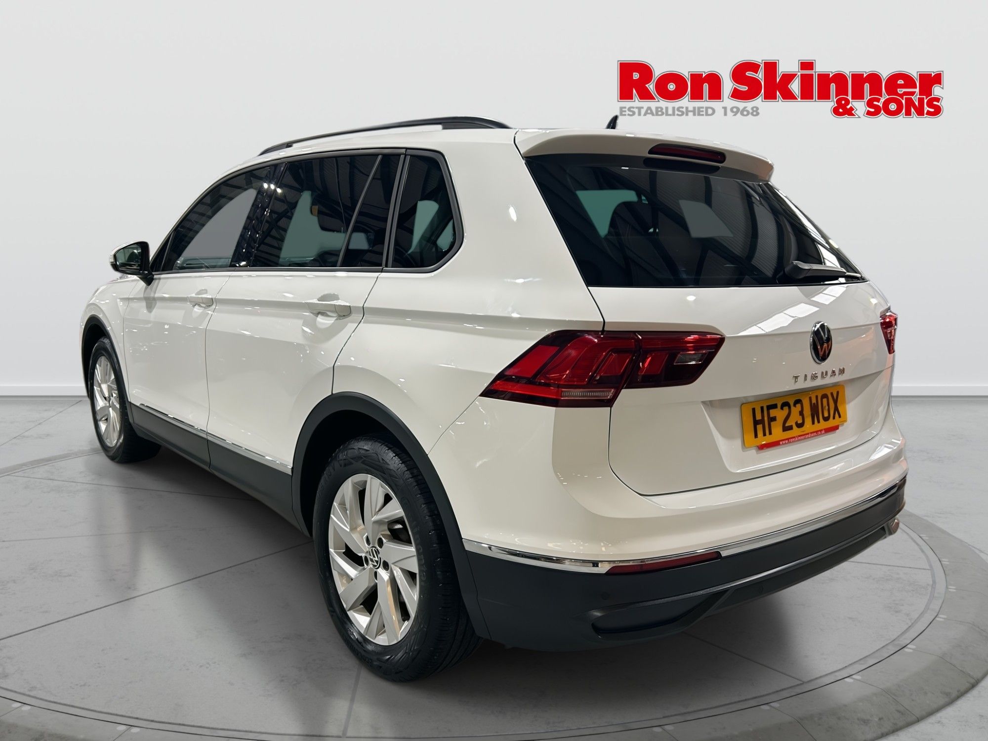 2023 Volkswagen Tiguan — image 2