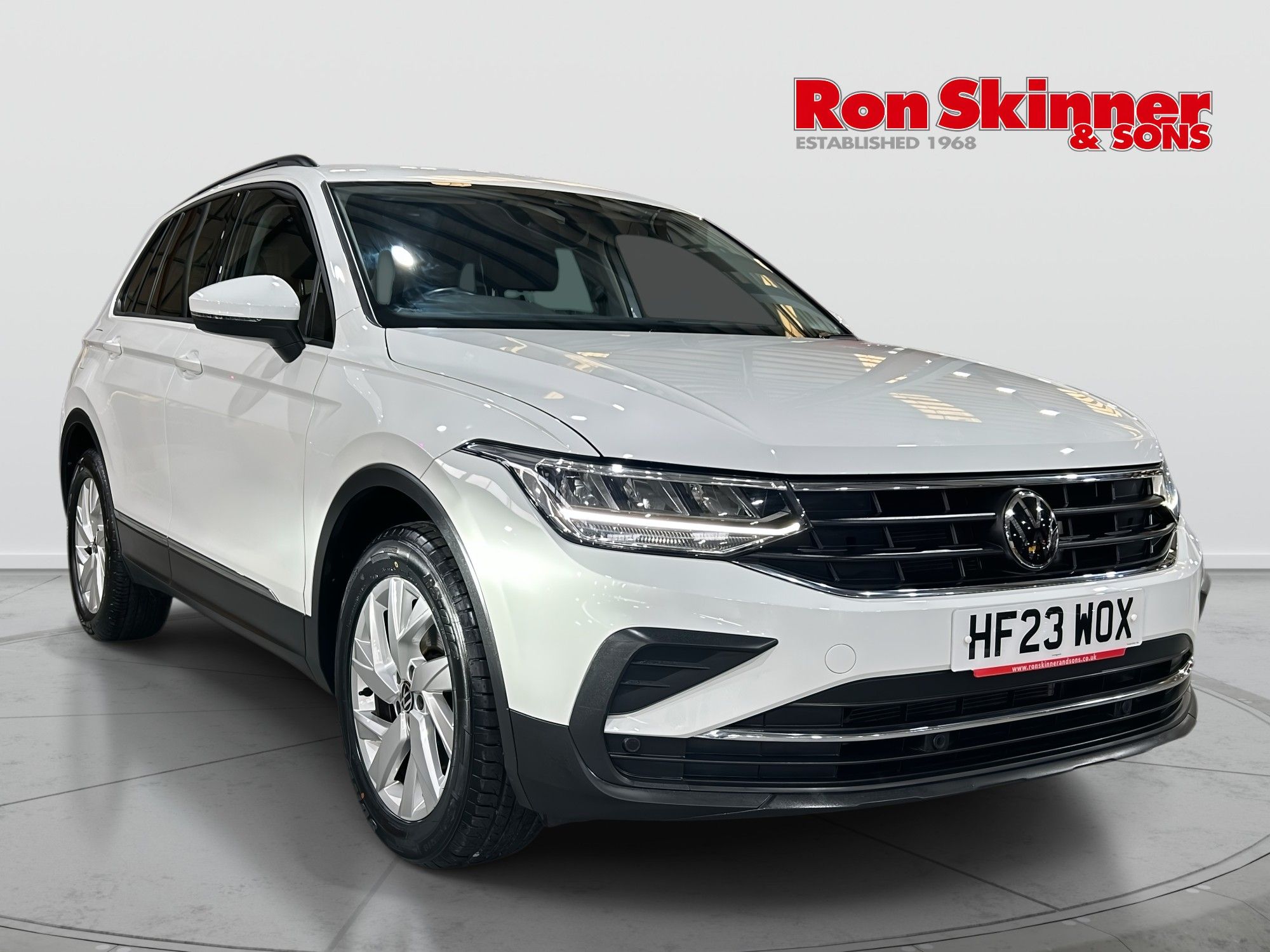 2023 Volkswagen Tiguan — image 1