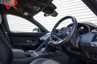 USED 2021 21 JAGUAR E-PACE 1.5 P300e 12.17kWh R-Dynamic SE SUV 5dr Petrol Plug-in Hybrid Auto AWD Euro 6 (s/s) (309 ps) CarPlay + Pan Roof + 360&ordm; Camera