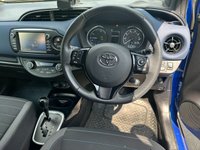 USED 2017 17 TOYOTA YARIS 1.5 VVT-h Blue Bi-Tone Hatchback 5dr Petrol Hybrid E-CVT Euro 6 (s/s) (100 ps) SELF CHARGING HYBRID