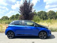 USED 2017 17 TOYOTA YARIS 1.5 VVT-h Blue Bi-Tone Hatchback 5dr Petrol Hybrid E-CVT Euro 6 (s/s) (100 ps) SELF CHARGING HYBRID