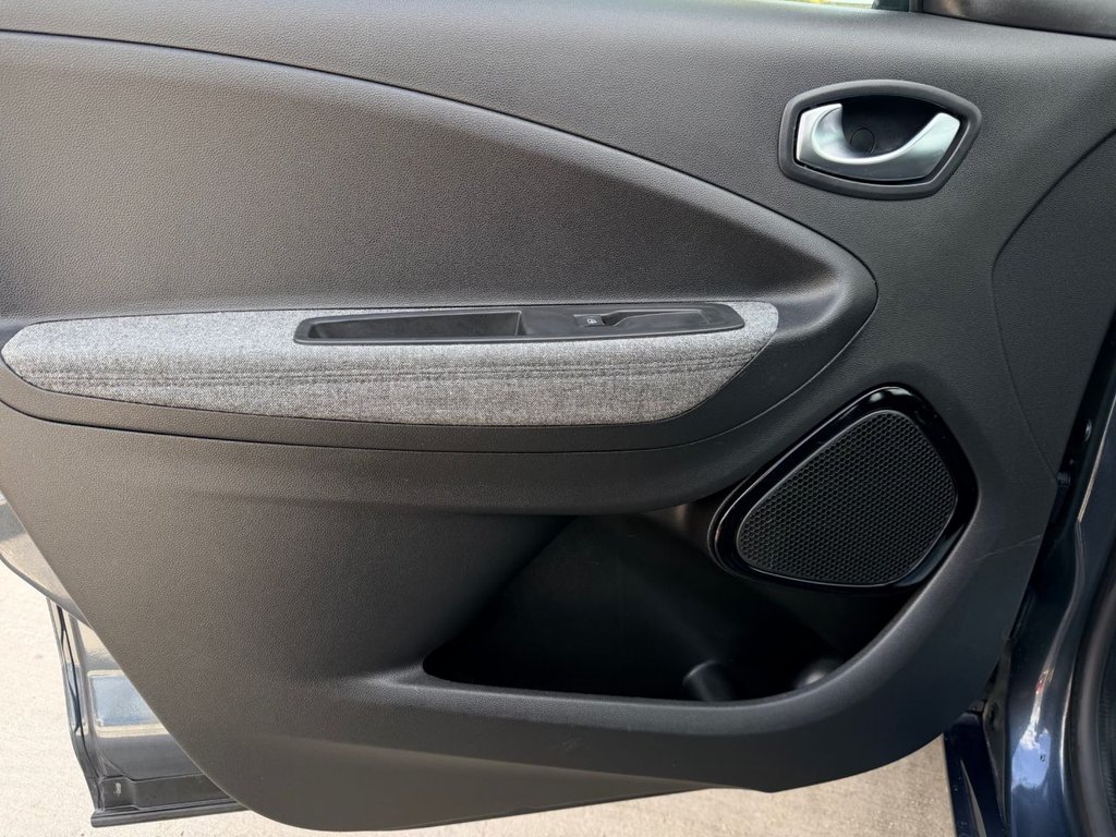 USED 2020 20 RENAULT ZOE R110 52kWh Iconic Hatchback 5dr Electric Auto (i) (107 bhp) 6 Services|Sensors|SatNav|Cruise|Lane Assist|Wireless Phone Charger|