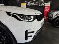 USED 2018 68 LAND ROVER DISCOVERY 5 3.0 SD V6 HSE SUV 5dr Diesel Auto 4WD Euro 6 (s/s) (306 ps) 2018 / 68 DISCOVERY 5 HSE 3.0 SDV6 306 PS - FUJI WHITE - &pound;6500 OF OPTIONS - BLACK PACK - DYNAMIC PACK - EXT ROOF RAILS - TILT & SLIDE GLASS PANROOF - LANE ASSIST - BLIND SPOT ASSIST - TOWBAR - REVERSE CAMERA