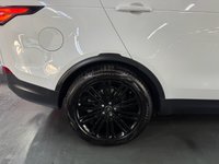 USED 2018 68 LAND ROVER DISCOVERY 5 3.0 SD V6 HSE SUV 5dr Diesel Auto 4WD Euro 6 (s/s) (306 ps) 2018 / 68 DISCOVERY 5 HSE 3.0 SDV6 306 PS - FUJI WHITE - &pound;6500 OF OPTIONS - BLACK PACK - DYNAMIC PACK - EXT ROOF RAILS - TILT & SLIDE GLASS PANROOF - LANE ASSIST - BLIND SPOT ASSIST - TOWBAR - REVERSE CAMERA