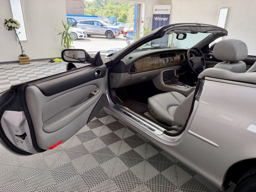USED 2001 Y JAGUAR XK8 4.0 Convertible 2dr Petrol Automatic (284 g/km, 290 bhp) 