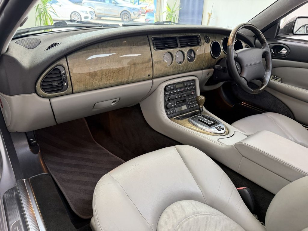 USED 2001 Y JAGUAR XK8 4.0 Convertible 2dr Petrol Automatic (284 g/km, 290 bhp) 