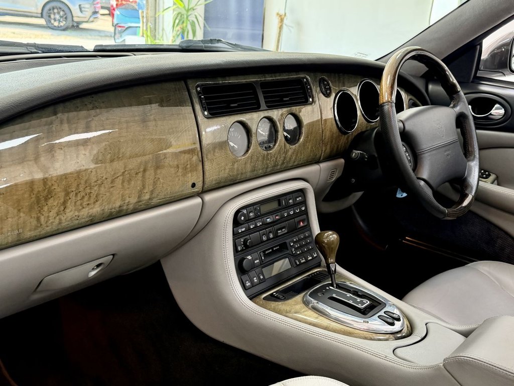 USED 2001 Y JAGUAR XK8 4.0 Convertible 2dr Petrol Automatic (284 g/km, 290 bhp) 