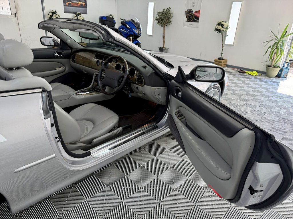 USED 2001 Y JAGUAR XK8 4.0 Convertible 2dr Petrol Automatic (284 g/km, 290 bhp) 