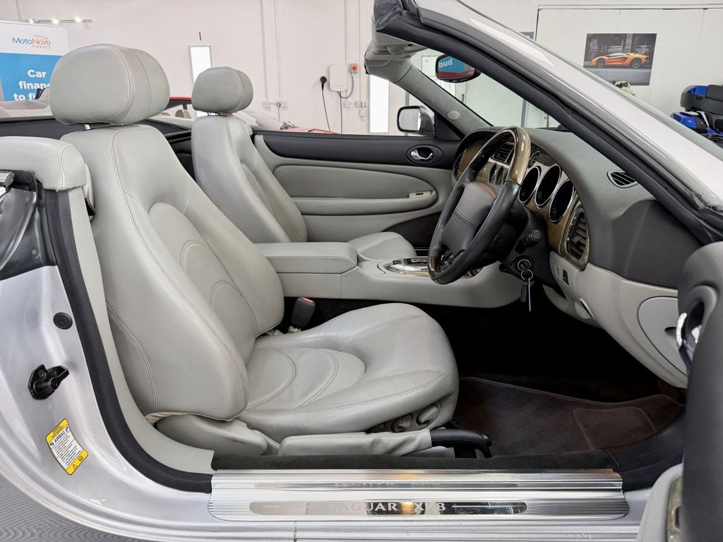 USED 2001 Y JAGUAR XK8 4.0 Convertible 2dr Petrol Automatic (284 g/km, 290 bhp) 