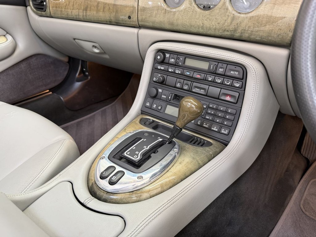 USED 2001 Y JAGUAR XK8 4.0 Convertible 2dr Petrol Automatic (284 g/km, 290 bhp) 