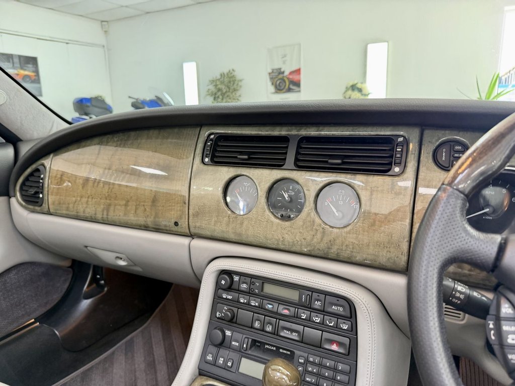 USED 2001 Y JAGUAR XK8 4.0 Convertible 2dr Petrol Automatic (284 g/km, 290 bhp) 