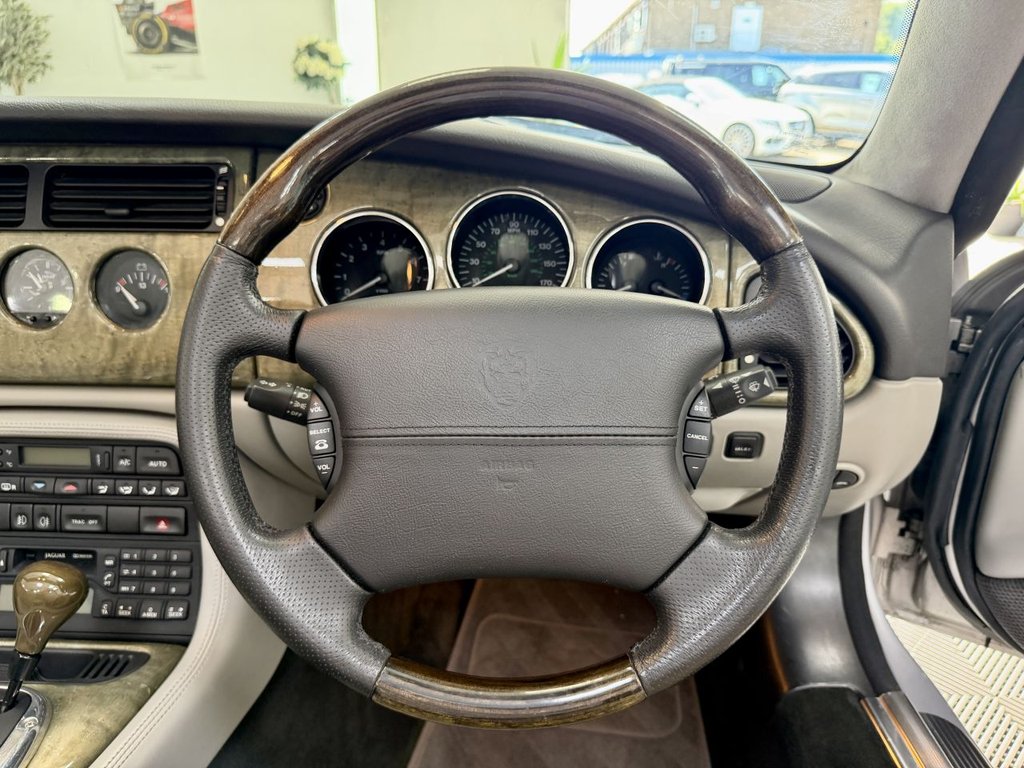 USED 2001 Y JAGUAR XK8 4.0 Convertible 2dr Petrol Automatic (284 g/km, 290 bhp) 