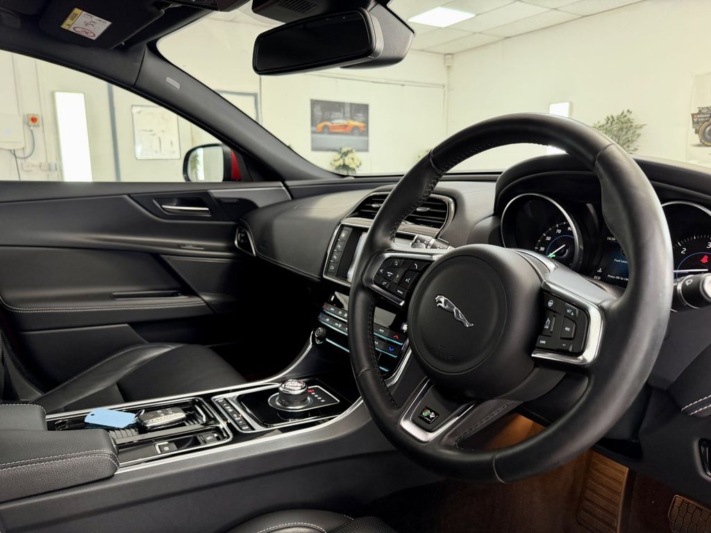 USED 2017 17 JAGUAR XE 2.0d R-Sport Saloon 4dr Diesel Auto AWD Euro 6 (s/s) (240 ps) 