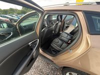 USED 2014 14 VOLVO V40 CROSS COUNTRY 1.6 T4 Lux Nav Hatchback 5dr Petrol Powershift Euro 5 (s/s) (180 ps) 