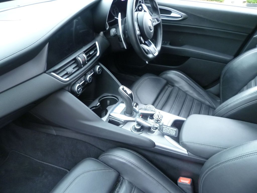 USED 2021 70 ALFA ROMEO GIULIA 2.0T Veloce Saloon 4dr Petrol GPF Auto Euro 6 (s/s) (280 ps) 