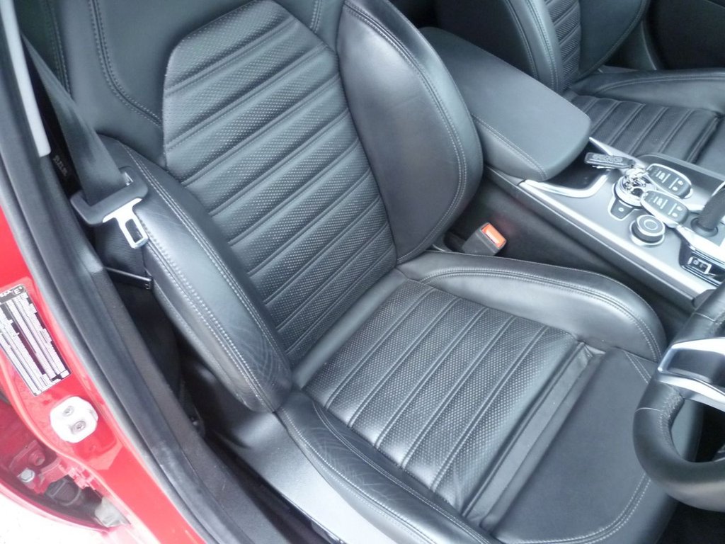 USED 2021 70 ALFA ROMEO GIULIA 2.0T Veloce Saloon 4dr Petrol GPF Auto Euro 6 (s/s) (280 ps) 