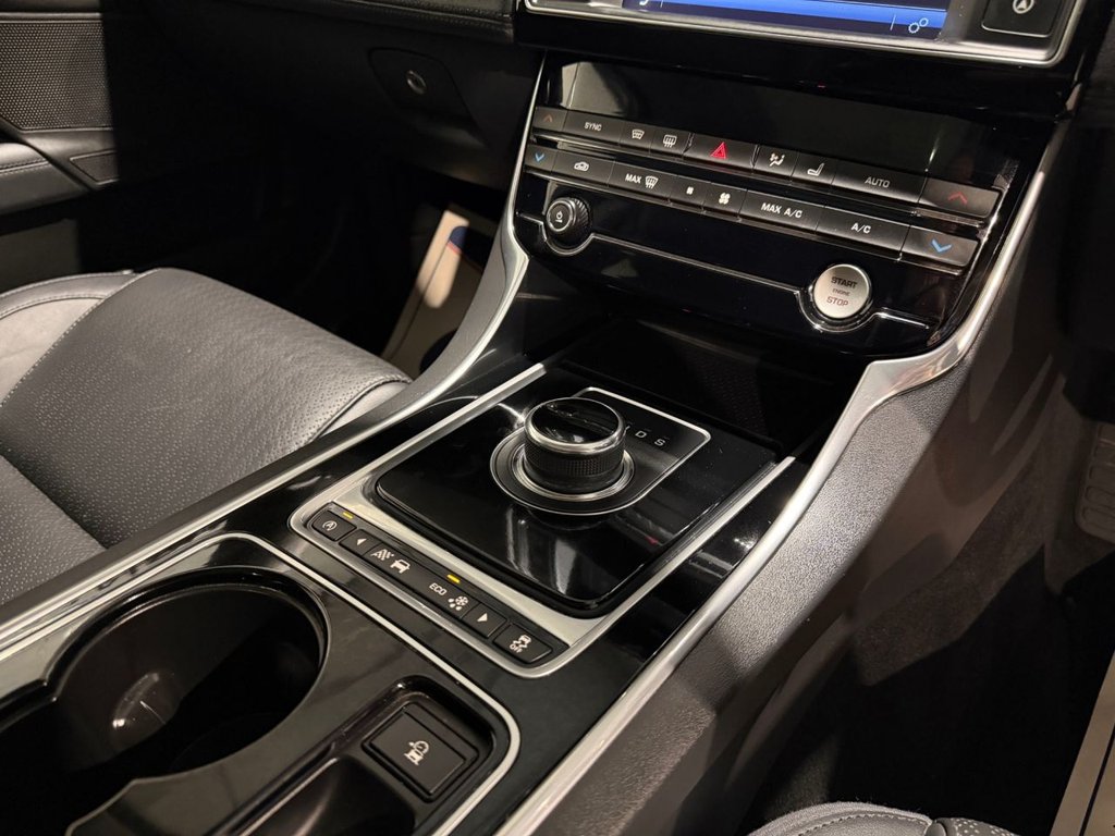 USED 2017 66 JAGUAR XE 2.0d Portfolio Saloon 4dr Diesel Auto AWD Euro 6 (s/s) (180 ps) 