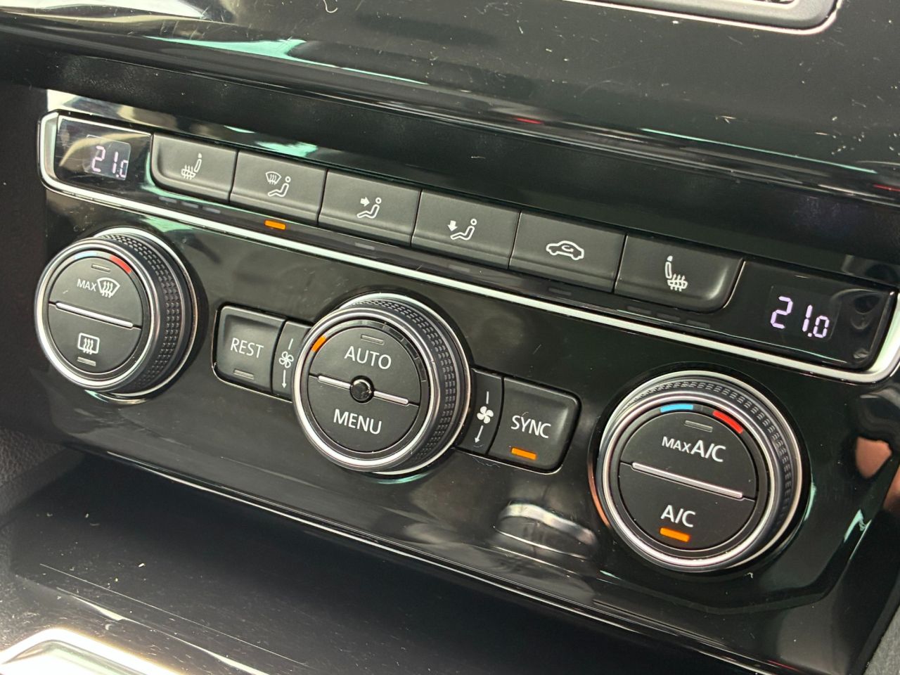 2016 VOLKSWAGEN PASSAT 2.0 TDI BlueMotion Tech GT Estate 5dr Diesel Manual Euro 6 (s/s) (150 ps) - vehicle photo 26 for sale on PureCar
