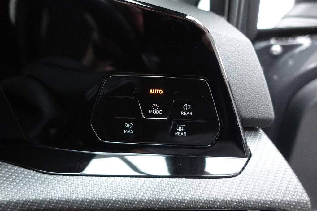 2022 Volkswagen Golf — image 31
