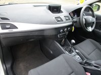 USED 2012 62 RENAULT MEGANE 1.6 16V 110 Dynamique TomTom 5 door Petrol Pearl white. Sat Nav. Bluetooth.