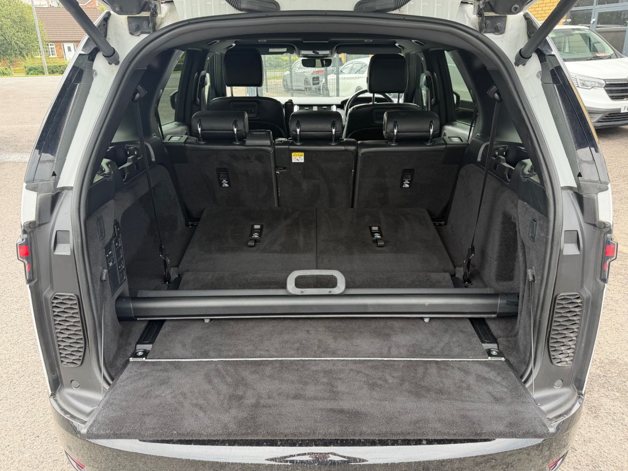 2021 LAND ROVER DISCOVERY 3.0 D250 MHEV R-Dynamic S SUV 5dr Diesel Auto 4WD Euro 6 (s/s) (250 ps) - vehicle photo 14 for sale on PureCar