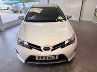 USED 2015 15 TOYOTA AURIS 1.6 V-Matic Icon Plus Hatchback 5dr Petrol Manual Euro 5 (132 ps) NAV! CAMERA! HEATED SEATS!