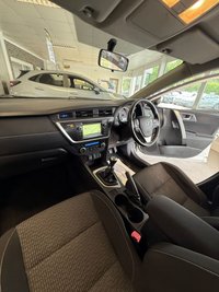 USED 2015 15 TOYOTA AURIS 1.6 V-Matic Icon Plus Hatchback 5dr Petrol Manual Euro 5 (132 ps) NAV! CAMERA! HEATED SEATS!