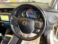 USED 2015 15 TOYOTA AURIS 1.6 V-Matic Icon Plus Hatchback 5dr Petrol Manual Euro 5 (132 ps) NAV! CAMERA! HEATED SEATS!